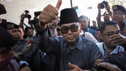 Лидер на ислямското училище-интернат Al Zaytun, Panji Gumilang, ходи преди изпита в Индонезийската полицейска агенция за криминални разследвания в Джакарта, Индонезия, 1 август 2023 г.