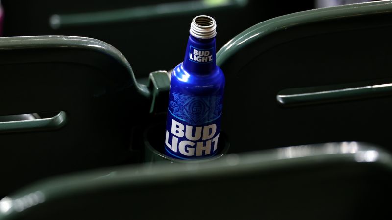 Споровете относно Bud Light струват на компанията майка около 395 милиона долара загубени продажби в САЩ