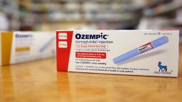 ЛОС АНДЖЕЛИС, КАЛИФОРНИЯ - 17 АПРИЛ: На тази фотоилюстрация кутии с лекарството за диабет Ozempic стоят на щанда на аптека на 17 април 2023 г. в Лос Анджелис, Калифорния. Ozempic първоначално беше одобрен от FDA за лечение на хора с диабет тип 2, които рискуват сериозни последици за здравето без лекарства. През последните месеци се наблюдава скок в търсенето на Ozempic, или семаглутид, поради ползите от него при загуба на тегло, което доведе до недостиг. Някои лекари предписват Ozempic не по предназначение за лечение на затлъстяване. (Снимкова илюстрация от Mario Tama/Getty Images)
