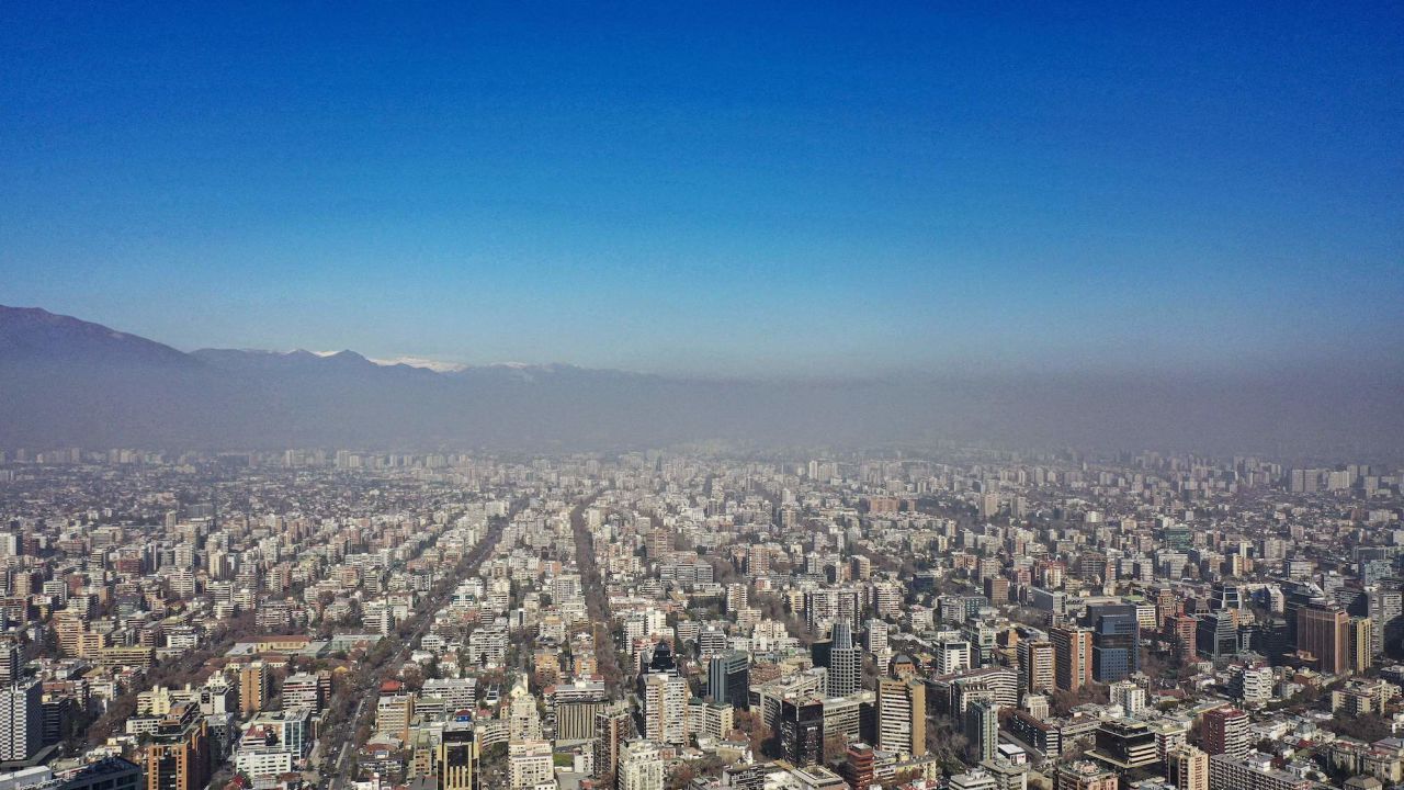 Smog caused by high temperatures in the city of Santiago on August 2, 2023.