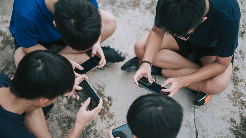 Китай иска да ограничи непълнолетните до не повече от два часа на ден на телефоните си