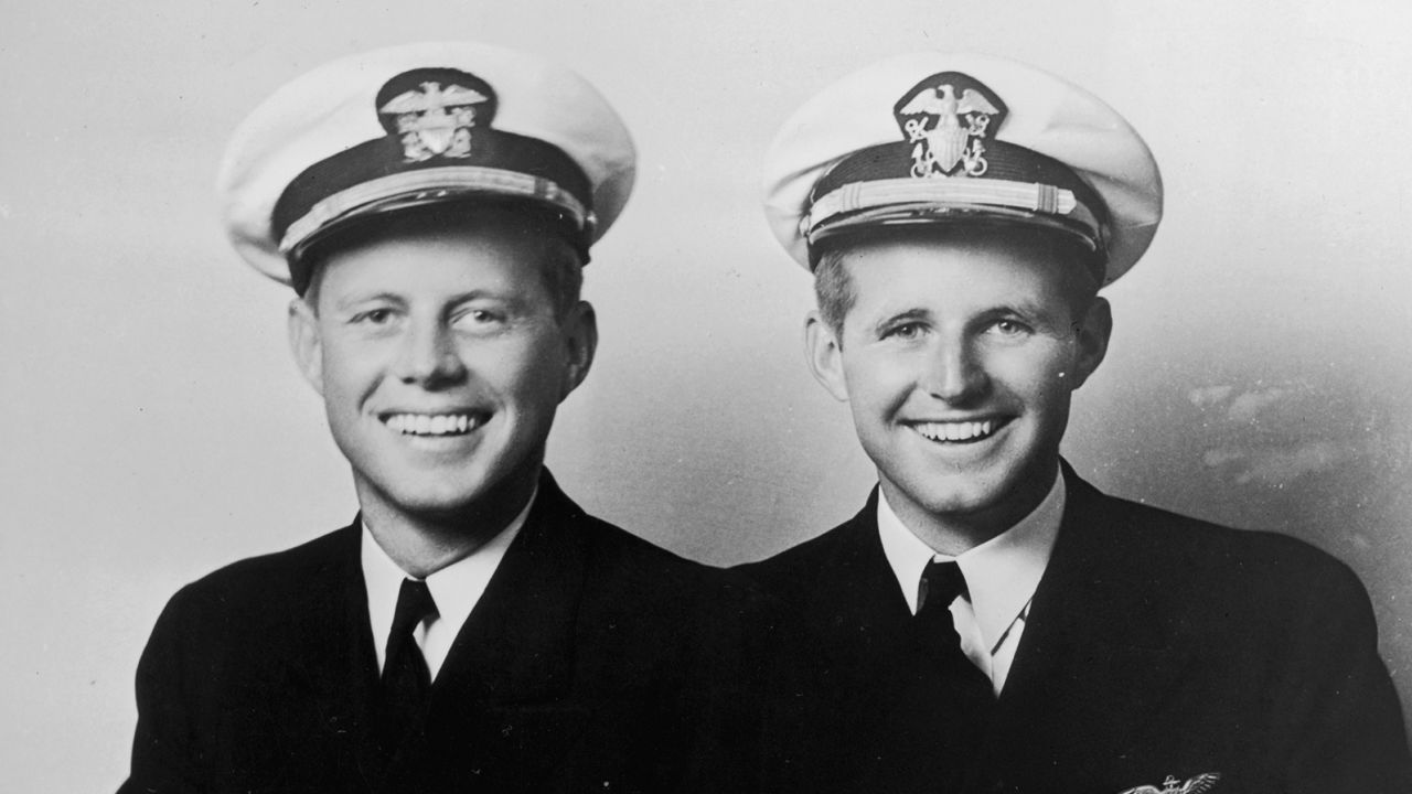  Джон Ф. Кенеди и брат му Джоузеф Кенеди младши през 1945 г. class=