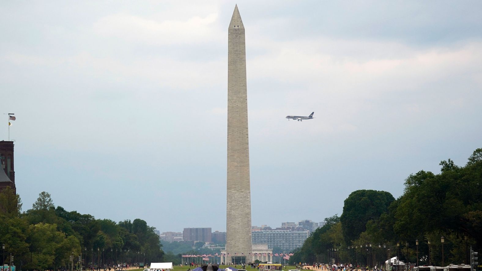 Trump's plane passes the Washington Monument.