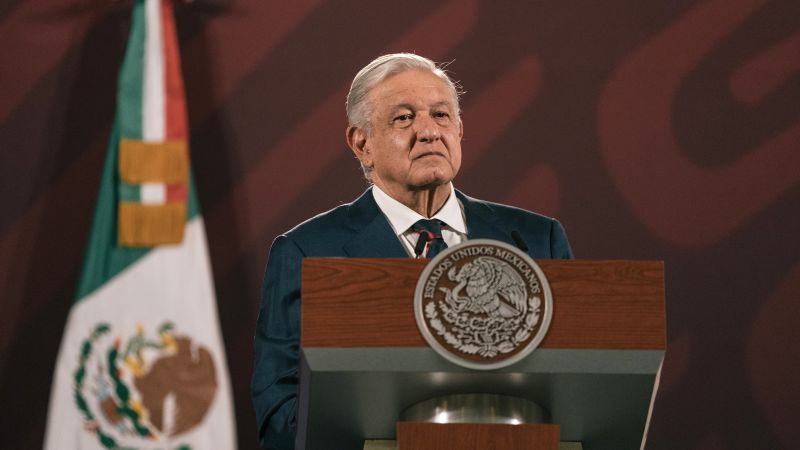 Президентът на Мексико атакува „нечовешки“ плаващи бариери, разположени от Тексас