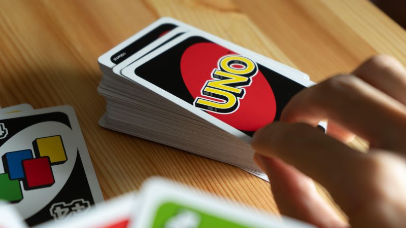 Mattel иска да ви плаща $277 на час, за да играете на Uno