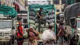 Работник в камион с чували зеленчуци на пазар на едро в Ахмедабад, Индия, в сряда, 19 юли 2023 г. Dhiraj Signh/Bloomberg чрез Getty Images.