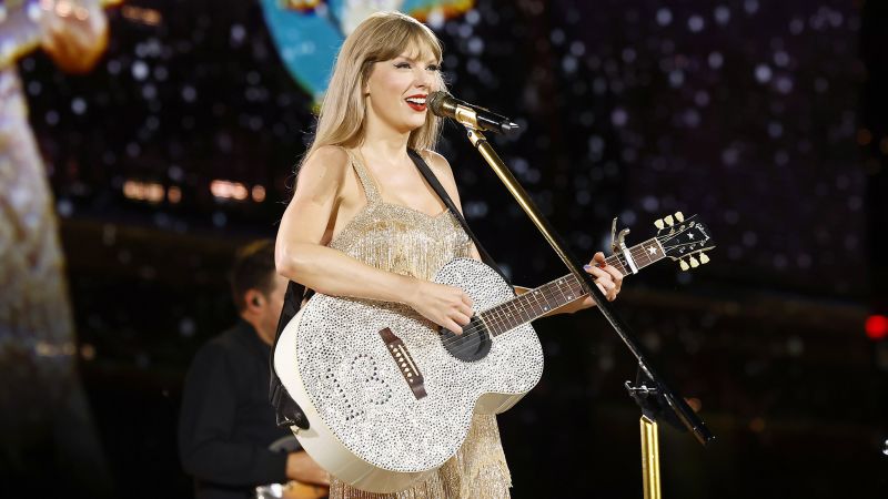 NextImg:Taylor Swift shares sweet moment with Kobe Bryant's daughter | CNN