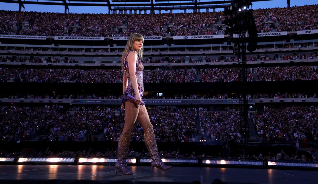 Taylor Swift 'Eras Tour' Movie Review: Look What We Made Her Do - The New  York Times