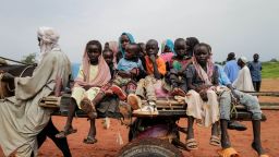 Судански деца, избягали от конфликта в Мурней в региона Дарфур в Судан, се возят на количка, докато пресичат границата между Судан и Чад в Адре, Чад. 