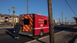 Фелдшер от пожарна станция във Финикс чака да транспортира жител до болницата по време на гореща вълна във Финикс, Аризона, в четвъртък, 20 юли 2023 г.