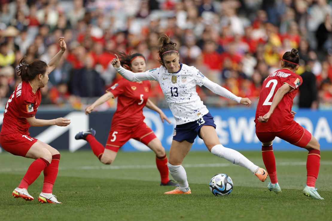 Alex Morgan plays the ball against Vietnam.