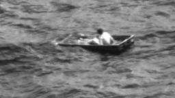 Мъж, изчезнал в 12-футова лодка край бреговете на Флорида, се вижда мигове преди да бъде спасен в събота на неподвижно изображение, взето от кадри, публикувани от Бреговата охрана на САЩ.
