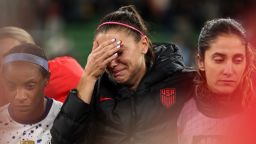  МЕЛБЪРН, АВСТРАЛИЯ – 06 АВГУСТ: Алекс Морган от САЩ е видяна да плаче, докато реагира на отпадането на нейния отбор от турнира след загуба с дузпи по време на FIFA Световното първенство за жени Австралия и Нова Зеландия 2023, осминафинален мач между Швеция и САЩ на правоъгълния стадион в Мелбърн на 06 август 2023 г. в Мелбърн / Наарм, Австралия. (Снимка от Алекс Пантлинг - FIFA/FIFA чрез Getty Images)