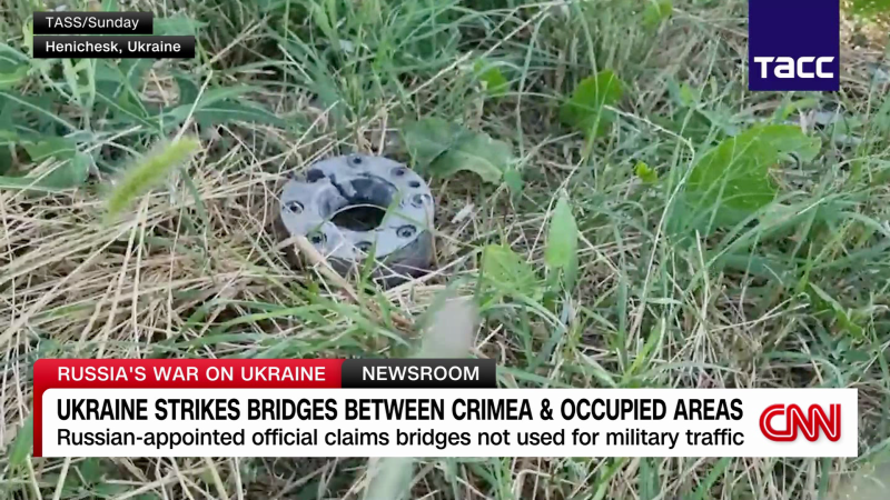 Ukraine strikes bridges between Crimea & occupied areas