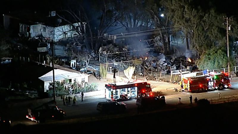 3-ма загинаха след сблъсък на противопожарни хеликоптери, докато се борят с пожара в Южна Калифорния, твърдят служители