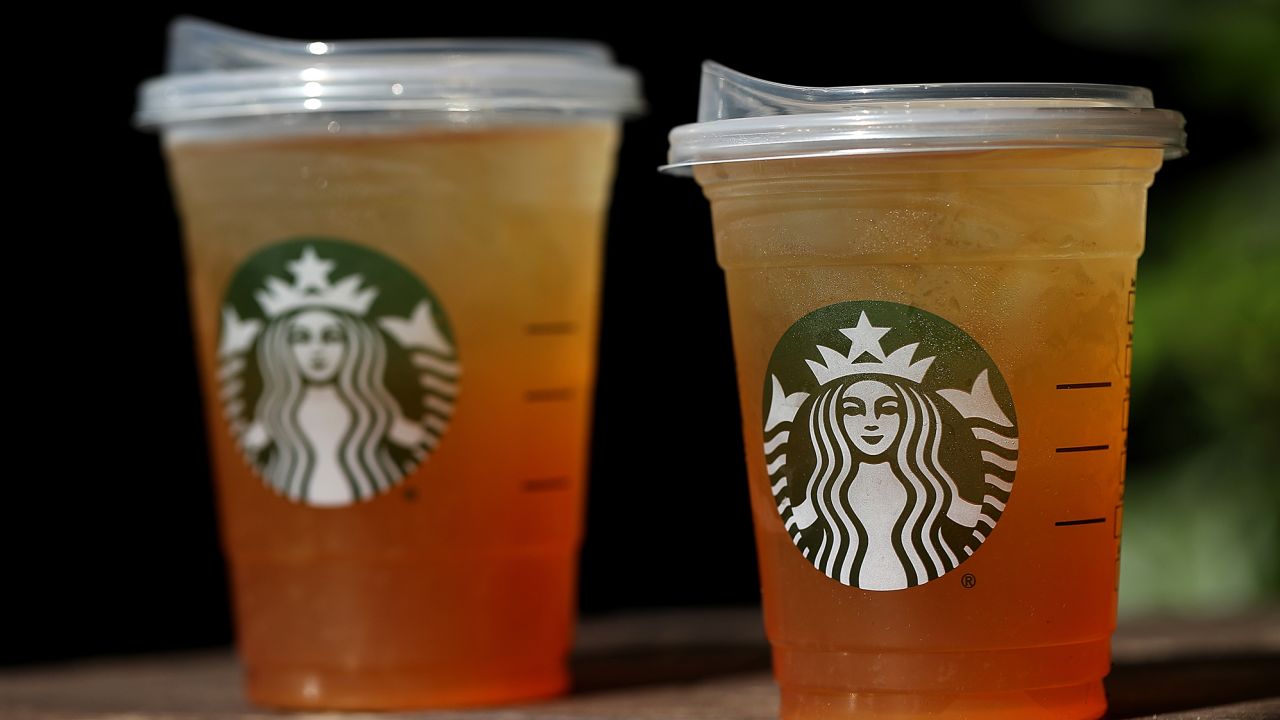  Студените напитки представляват 75% от продажбите на напитки на Starbucks през последното тримесечие. 