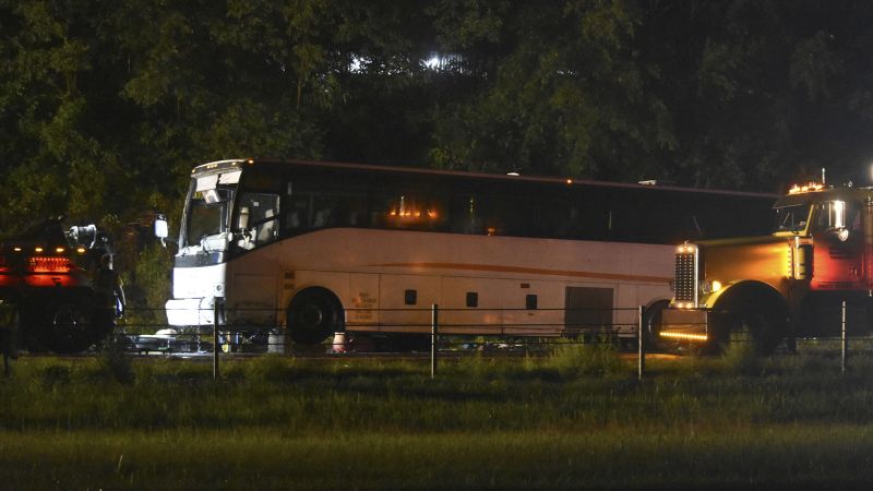 Множество хора загинаха когато чартърен автобус се сблъска с пътнически