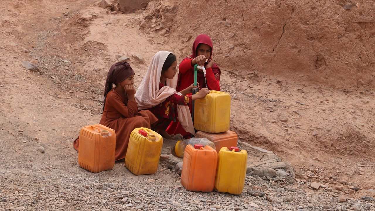 Момичета прибират вода от обществен кран сред горещо време в провинция Фарах, Афганистан, 26 юли 2023 г. 