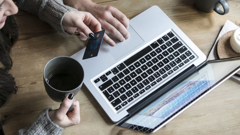 NextImg:Americans' credit card debt hits a record $1 trillion | CNN Business