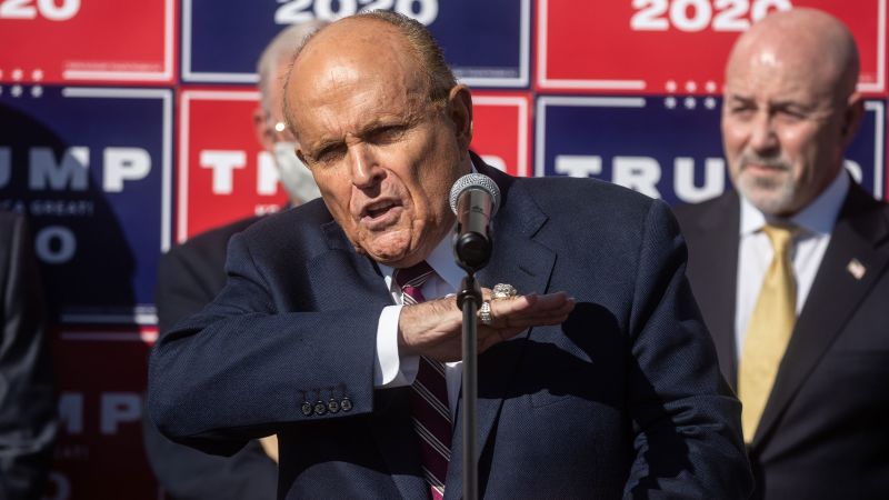 Rudy Giuliani y seis cómplices se declaran inocentes en caso de manipulación electoral en Georgia