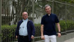 Ватиканските следователи , архиепископ Чарлз Шиклуна, от Малта, вляво, и монсеньор Жорди Бертомеу, от Испания, се разхождат извън Апостолическата нунциатура по време на почивка от среща с хора, които твърдят, че са малтретирани от католическата светска група Sodalitium Christianae Vitae (SCV) в Лима, Перу, Вторник, 25 юли 2023 г. Следователите започнаха проверка на SCV с разпити на негови представители, предполагаеми жертви и журналисти, които са разследвали обвинения срещу братството за предполагаемо сексуално насилие и финансова корупция. (AP Photo/Martin Mejia)