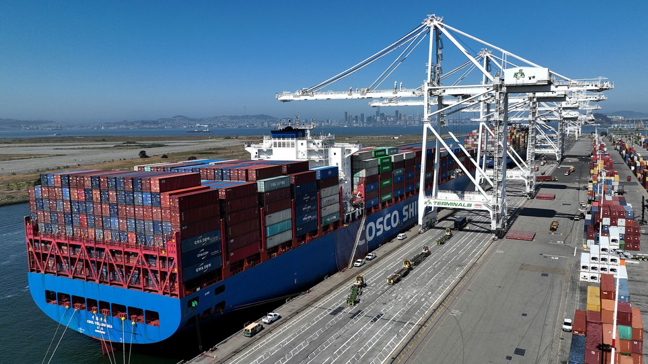  В изглед от въздуха китайски контейнеровоз стои акостиран в пристанището на Оукланд на 07 август 2023 г. в Оукланд, Калифорния. 