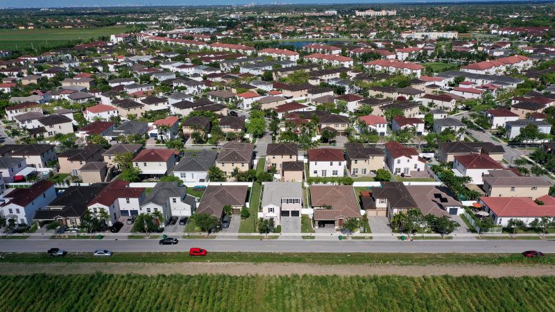 NextImg:Qualifying for a mortgage is getting harder, as credit availability is the tightest in a decade | CNN Business