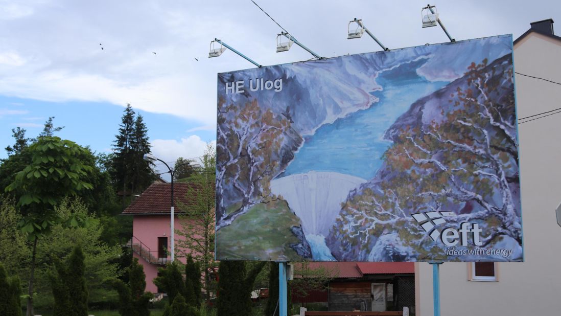 Un panneau d'affichage dans la ville de Kalinovik annonce le barrage d'Ulog. Les promoteurs des barrages affirment que les projets hydroélectriques fourniront des revenus et des emplois à la communauté locale, ainsi que de l'électricité.