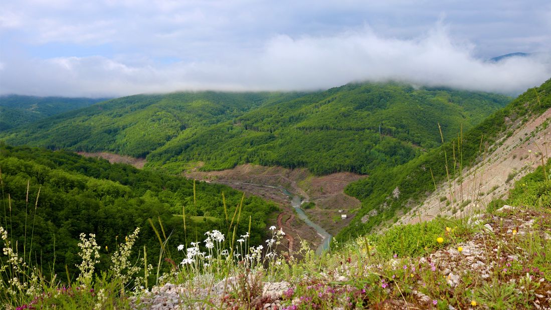 Celle-ci pourrait être menacée.  Selon le Center of Environment, une ONG bosniaque, plus de 50 centrales hydroélectriques sont proposées le long du fleuve, y compris les parties supérieures intactes.  Ici, sur le site du barrage d'Ulog, la forêt a été coupée des berges de la rivière, pour faire place à un futur réservoir.