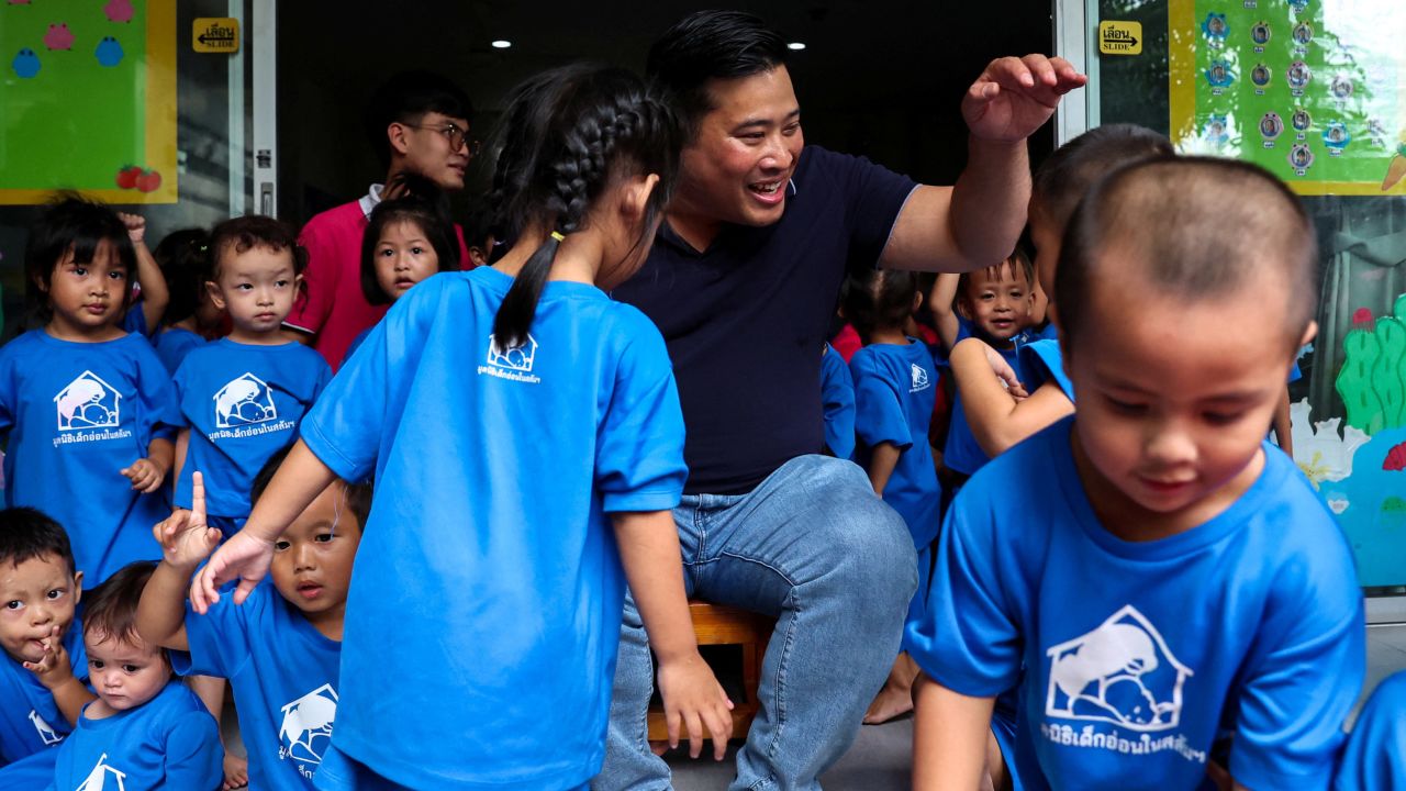 Vacharaesorn Vivacharawongse visita la Fundación para el Cuidado de Niños en Barrios Bajos apoyada por la Familia Real, en Bangkok el 8 de agosto.