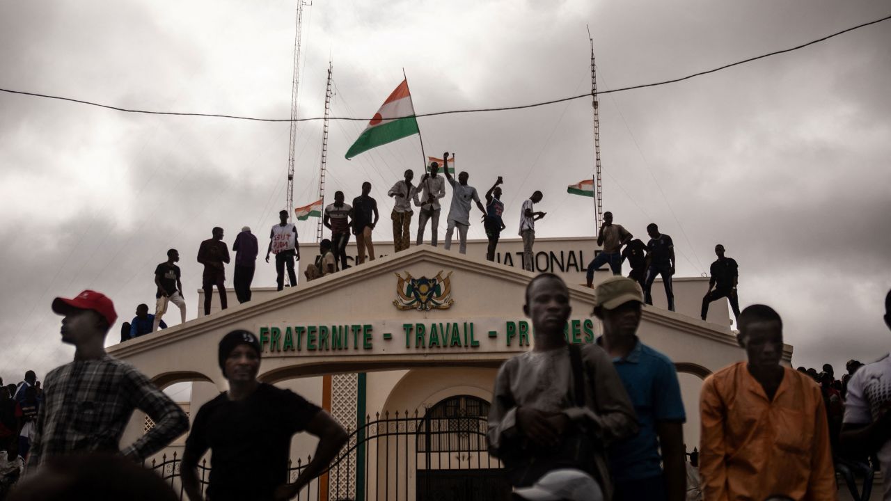 Протестиращите държат знаме на Нигер по време на демонстрация в деня на независимостта в Ниамей в четвъртък.
