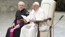  Папа Франциск чете речта си по време на общата аудиенция в зала Павел VI във Ватикана, сряда, 9 август 2023 г. 