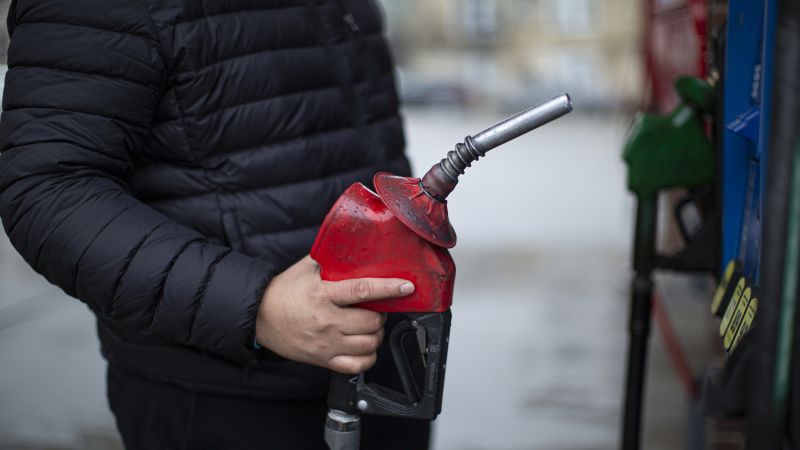 Ню Джърси сега е последният щат в Америка, където шофьорите не могат да си зареждат сами бензин