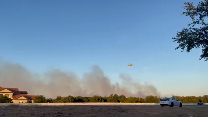 Пожар от храсти, горящ в предградие на Остин, Тексас, унищожи