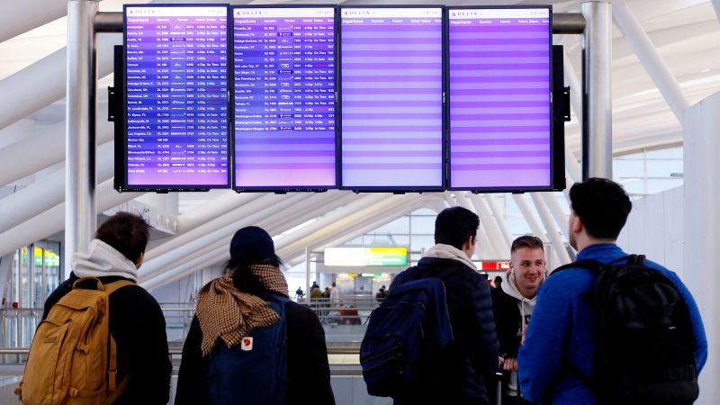 NextImg:Airlines will continue to fly fewer flights to New York and Washington as FAA faces staffing shortages | CNN Business