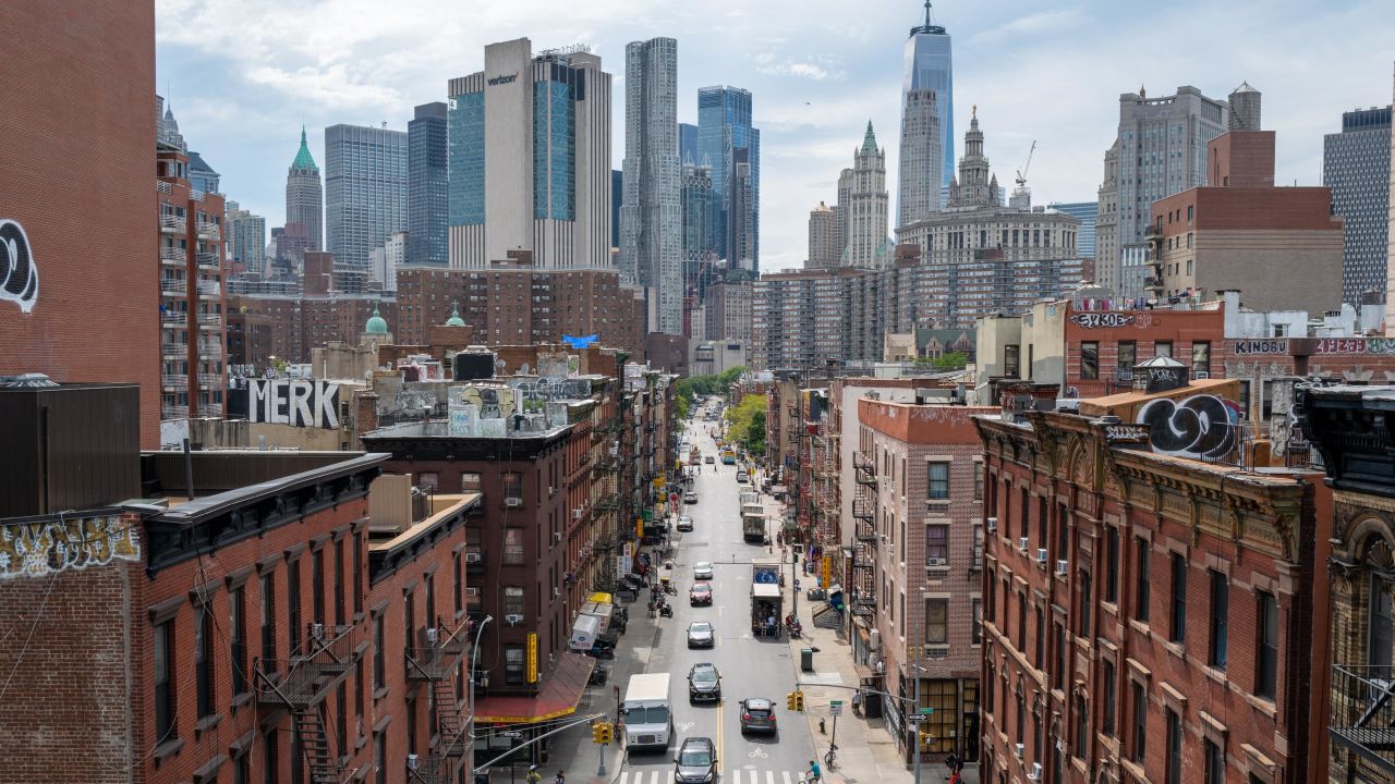 Жилищен апартамент сгради се виждат на 26 юли 2022 г. в Ню Йорк. 