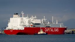 Корабът LNG (втечнен природен газ), ATTALOS, пристига на терминала Isle of Grain, Кент, след като пътува от Австралия, превозвайки товар, произхождащ от проекта North West Shelf. Обединеното кралство получава втечнен природен газ от Австралия за първи път от най-малко шест години, което подчертава отчаянието на европейския регион да се бори с най-тежката си енергийна криза от десетилетия. Дата на снимката: сряда, 24 август 2022 г. (Снимка от Gareth Fuller/PA Images чрез Getty Images)