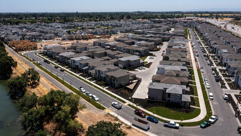 NextImg:Mortgage rates rise to just short of 7% | CNN Business
