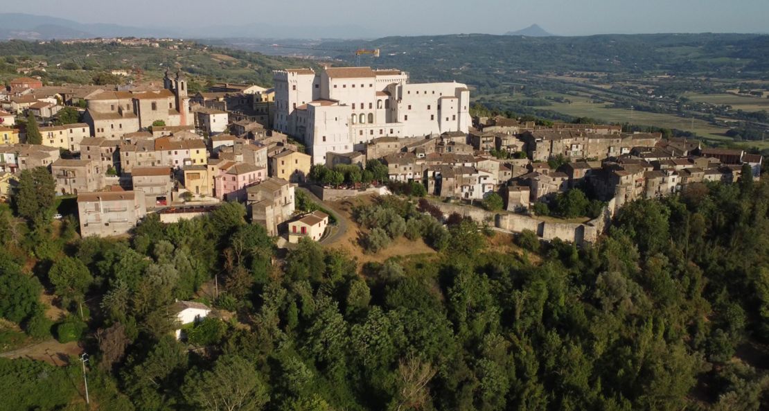 The couple purchased an apartment in the town of Giove, located in the region of Umbria, unseen during the pandemic.
