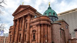 Катедралата Базиликата на Свети Петър и Павел, главна църква на римокатолическата архиепископия на Филаделфия, видяна през март 2020 г. class=
