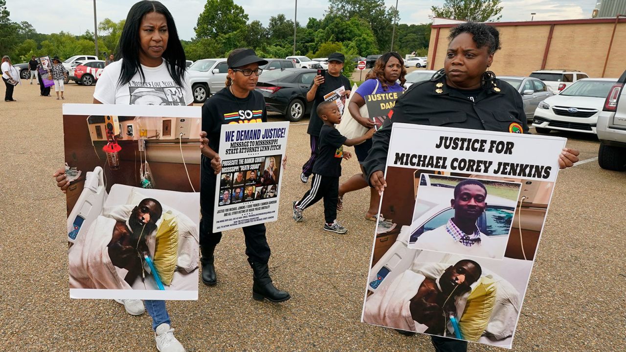 Activistas marchan hacia la oficina del alguacil del condado de Rankin en Brandon, Mississippi, el miércoles 5 de julio de 2023, después de que cinco exdiputados y un expolicía de Richland fueran acusados ​​de agredir a dos hombres negros.