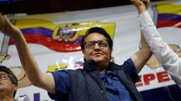  Кандидатът за президент на Еквадор Фернандо Вилависенсио развява еквадорско знаме, докато присъства на митинг в Кито, Еквадор, 9 август 2023 г. REUTERS/Karen Toro