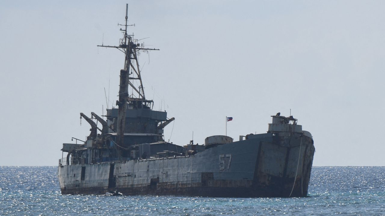 El buque de la armada filipina Sierra Madre, que está en tierra, que Manila utiliza para defender sus reclamos territoriales en Second Thomas Shoal en las Islas Spratly en el disputado Mar de China Meridional, como se muestra en la foto del 23 de abril de 2023.