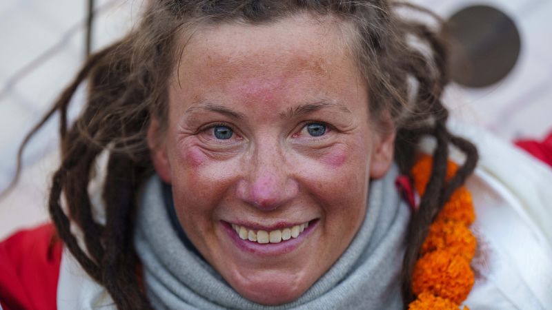 Алпинист отрича да е пренебрегнал умиращ носач на рекордно изкачване на K2