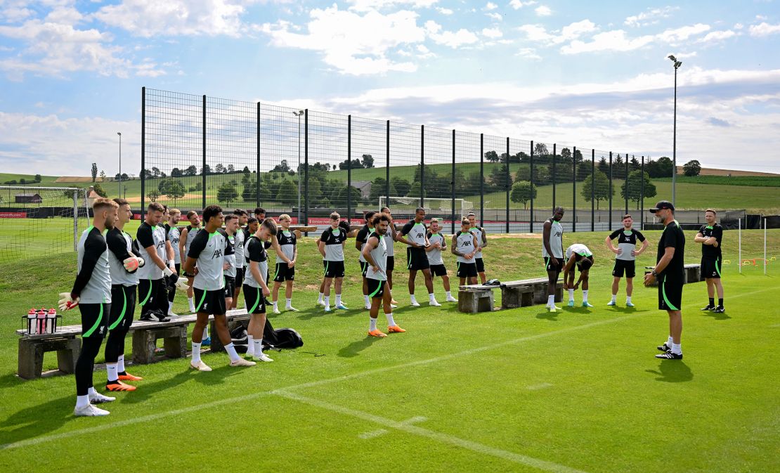 UNSPECIFIED, GERMANY - JULY 17:  (THE SUN OUT, THE SUN ON SUNDAY OUT) Jurgen Klopp manager of Liverpool talking with his players during a training session on July 17, 2023 in UNSPECIFIED, Germany. (Photo by Andrew Powell/Liverpool FC via Getty Images)