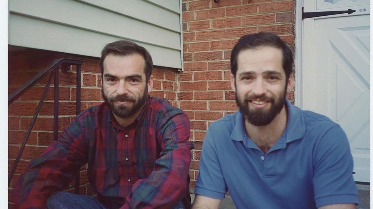 Джими (вдясно) и покойният му брат Рон през 1992 г.