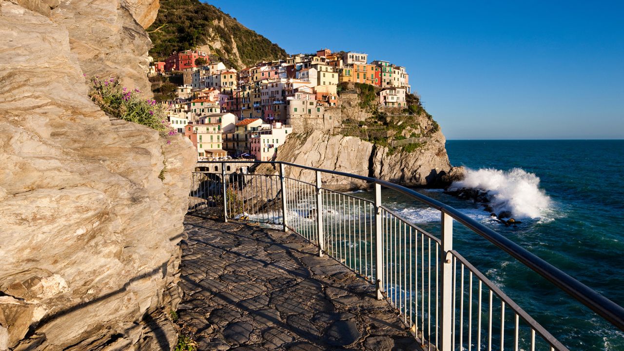 EAK8PC Hiking trail of Via dell' Amore in front of the houses of Manarola, UNESCO World Cultural Heritage Site, Manarola, Cinque Terre