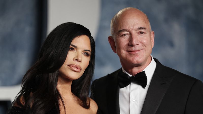 NextImg:Jeff Bezos and Lauren Sánchez pledge $100 million to Maui recovery | CNN Business