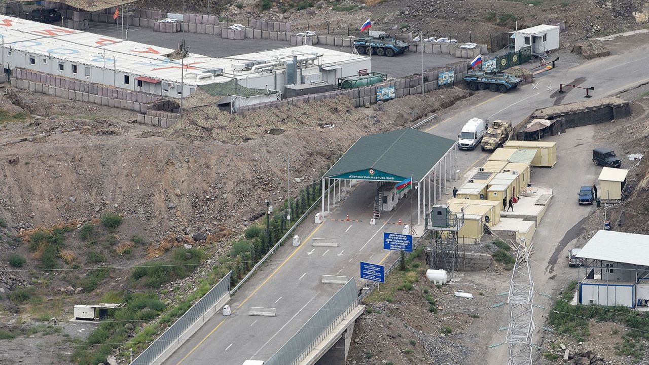  Азербайджански контролно-пропускателен пункт на входа на коридора Лачин, единствената сухопътна връзка на населената с арменци отцепила се област Нагорни Карабах с Армения, 30 юли. class=