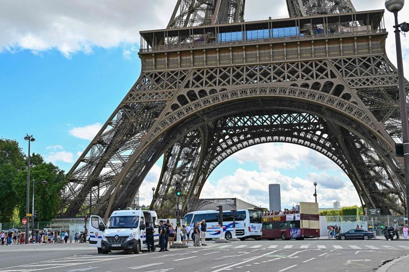 Eiffel Tower briefly evacuated over bomb threat CNN